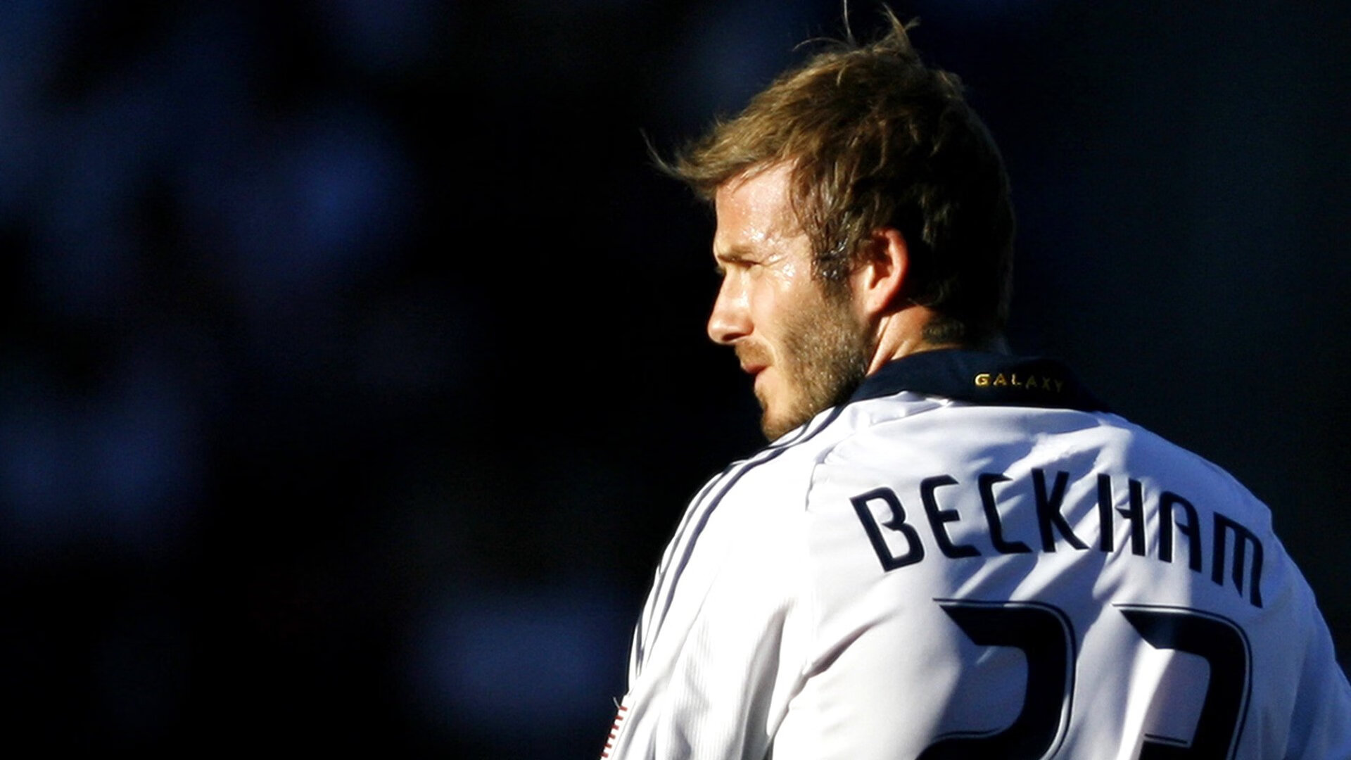 mk体育平台登录入口-英超裁判吹罚尺度变化对比赛节奏与犯规趋势的影响，英超执法裁判